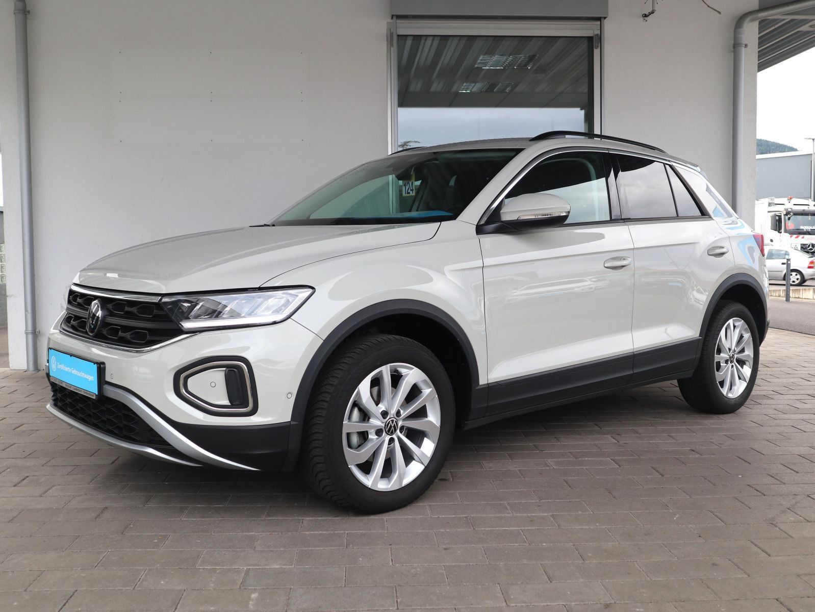 Volkswagen T-Roc 1.5 TSI DSG Life - Samsaru's Car Outlet