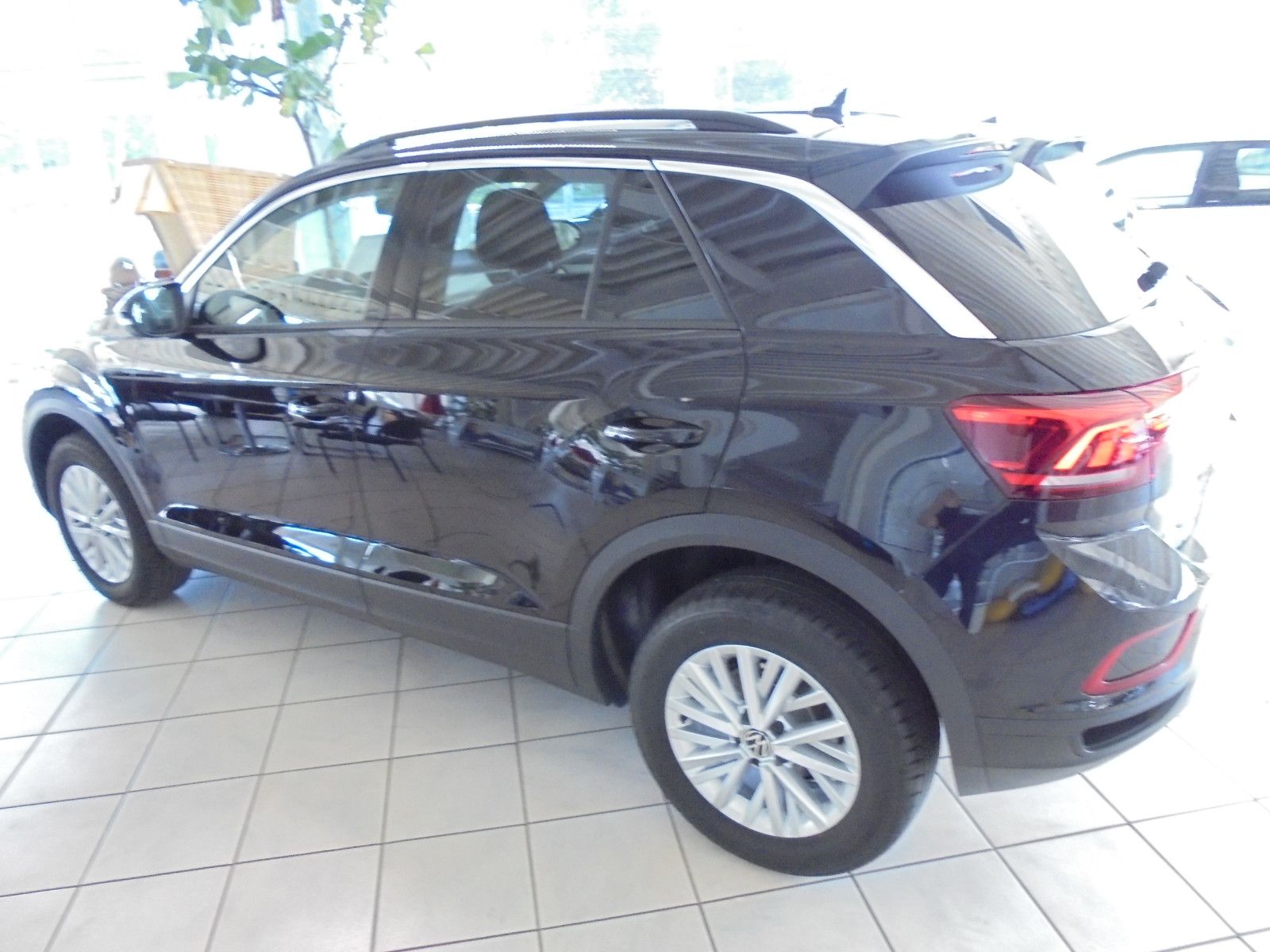 Volkswagen T-Roc TDI DSG Life - Samsaru's Car Outlet