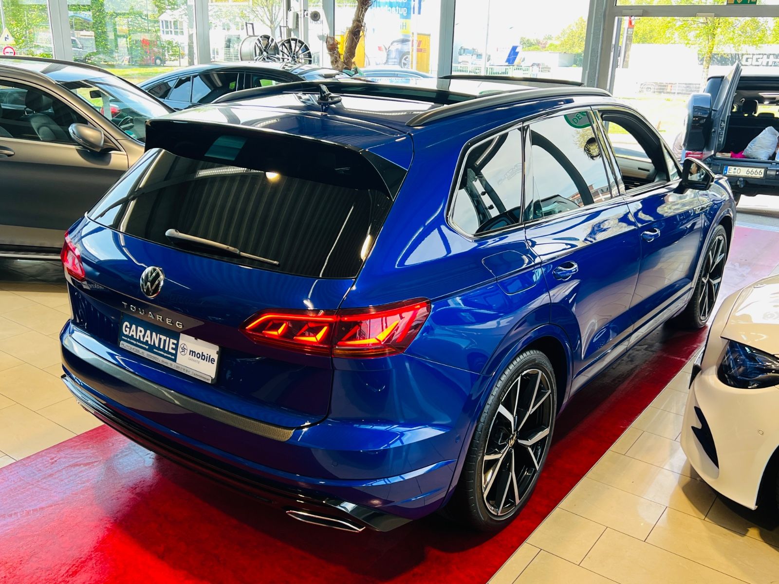 Volkswagen Touareg R-Line 4Motion - Samsaru's Car Outlet