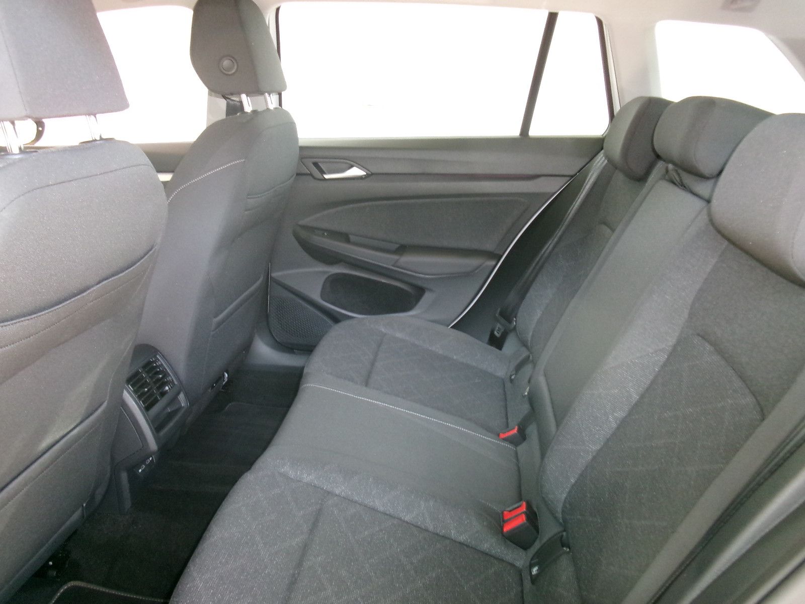 Volkswagen Golf VIII Variant eTSI Life - Samsaru's Car Outlet