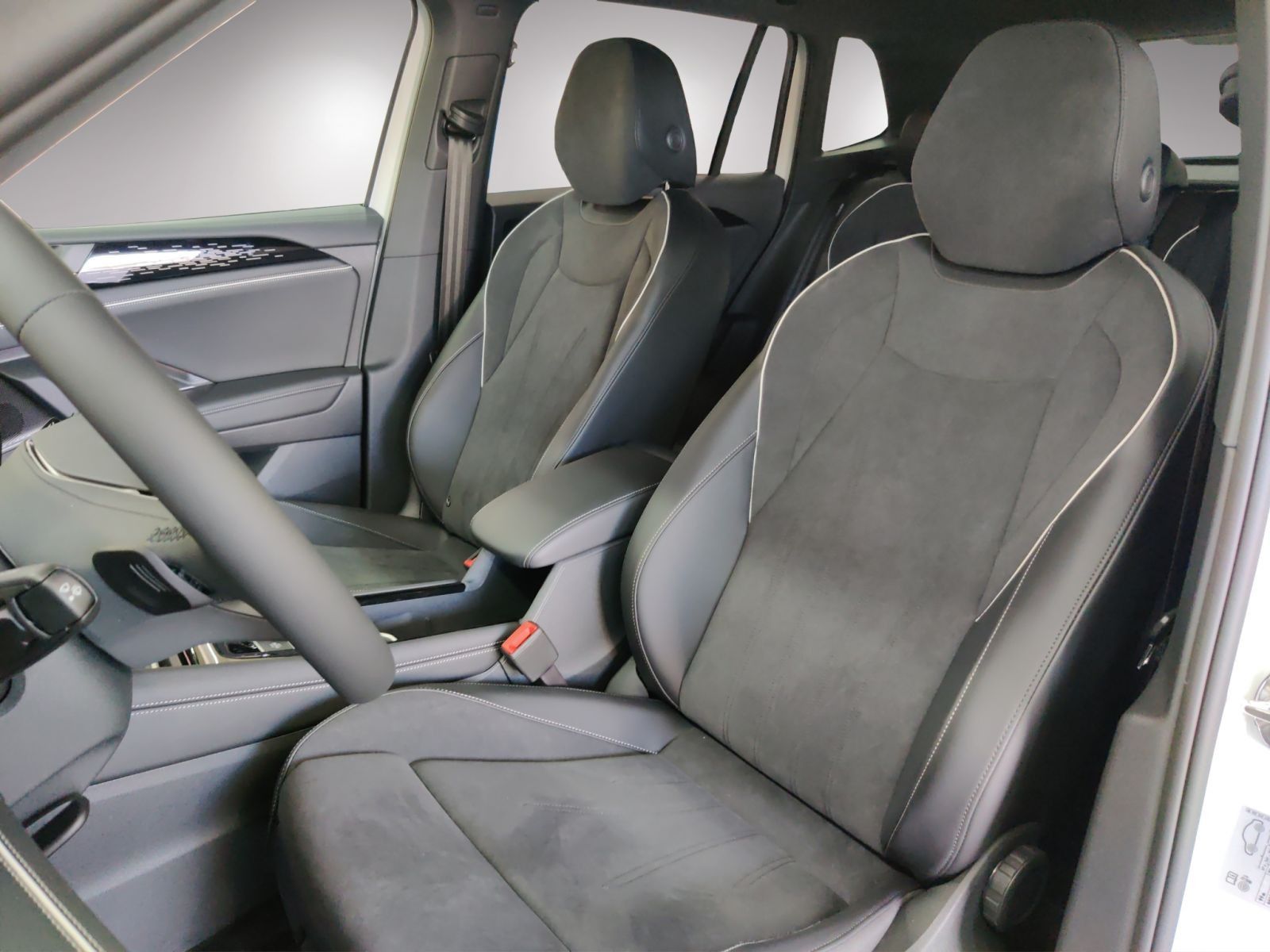 Volkswagen Tiguan Elegance 1.5 eHybrid AHK/HD-Matrix/"Dark"