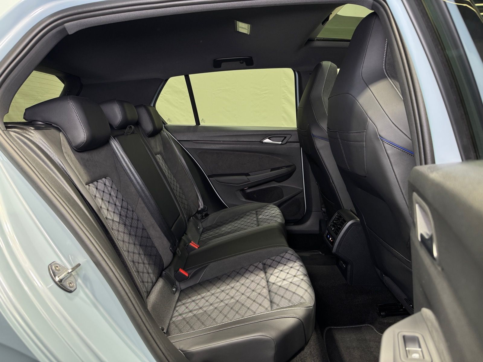 Volkswagen Golf R-Line 1.5 eTSI DSG | MATRIX NAVI PANO AHK
