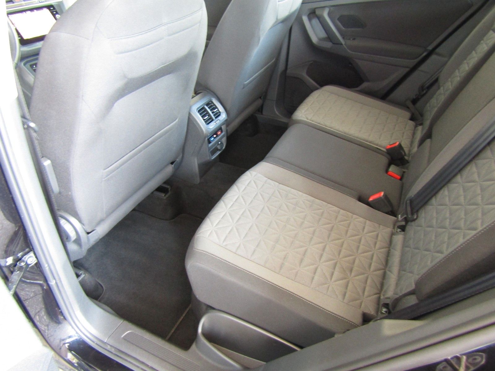 Volkswagen Tiguan 1.4 TSI Life eHybrid Plug-in - Samsaru's Car Outlet