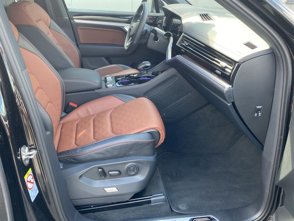 Volkswagen Touareg 3.0 TSI 4Motion R-Line - Samsaru's Car Outlet