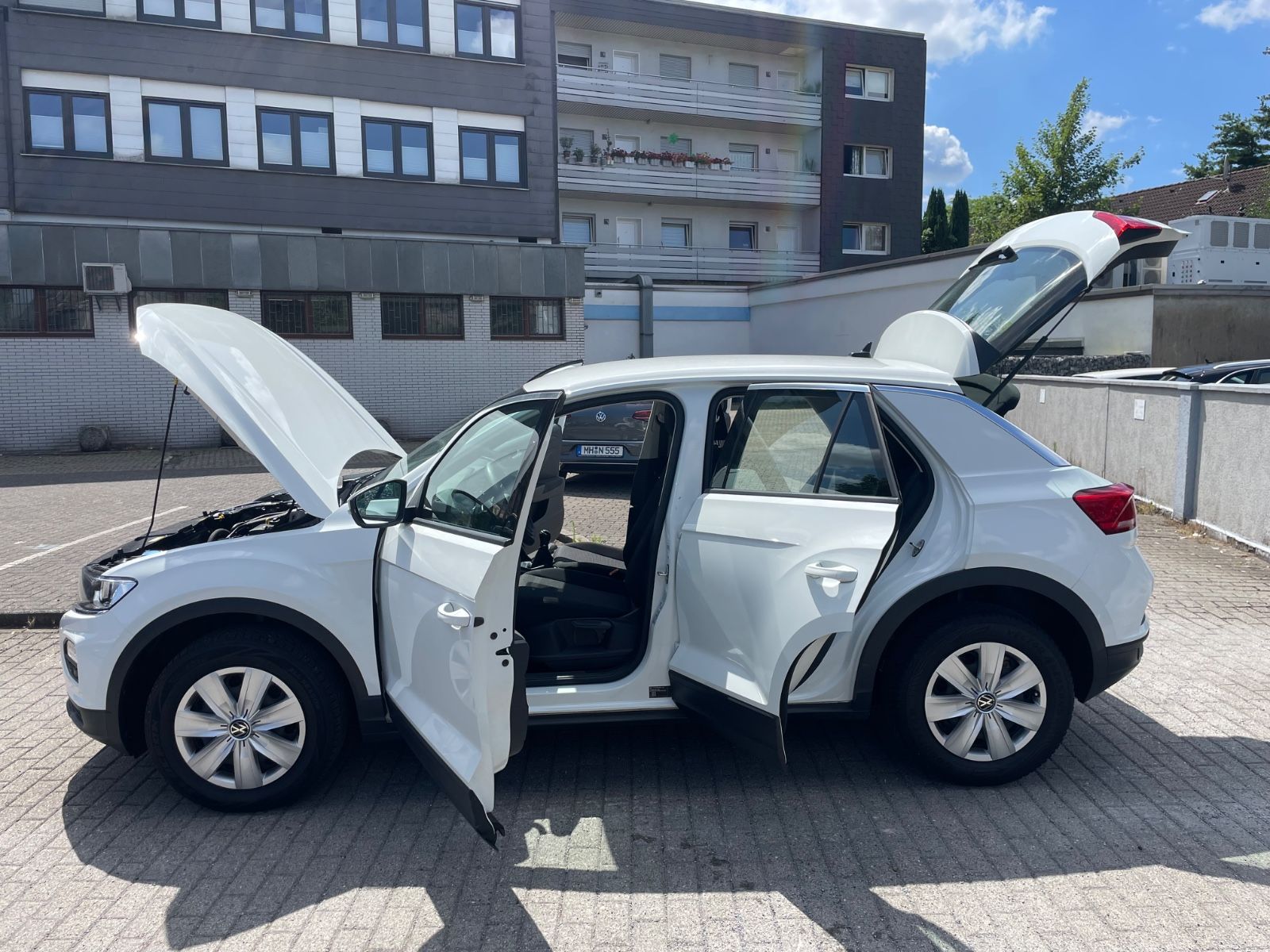 Volkswagen T-Roc - Samsaru's Car Outlet