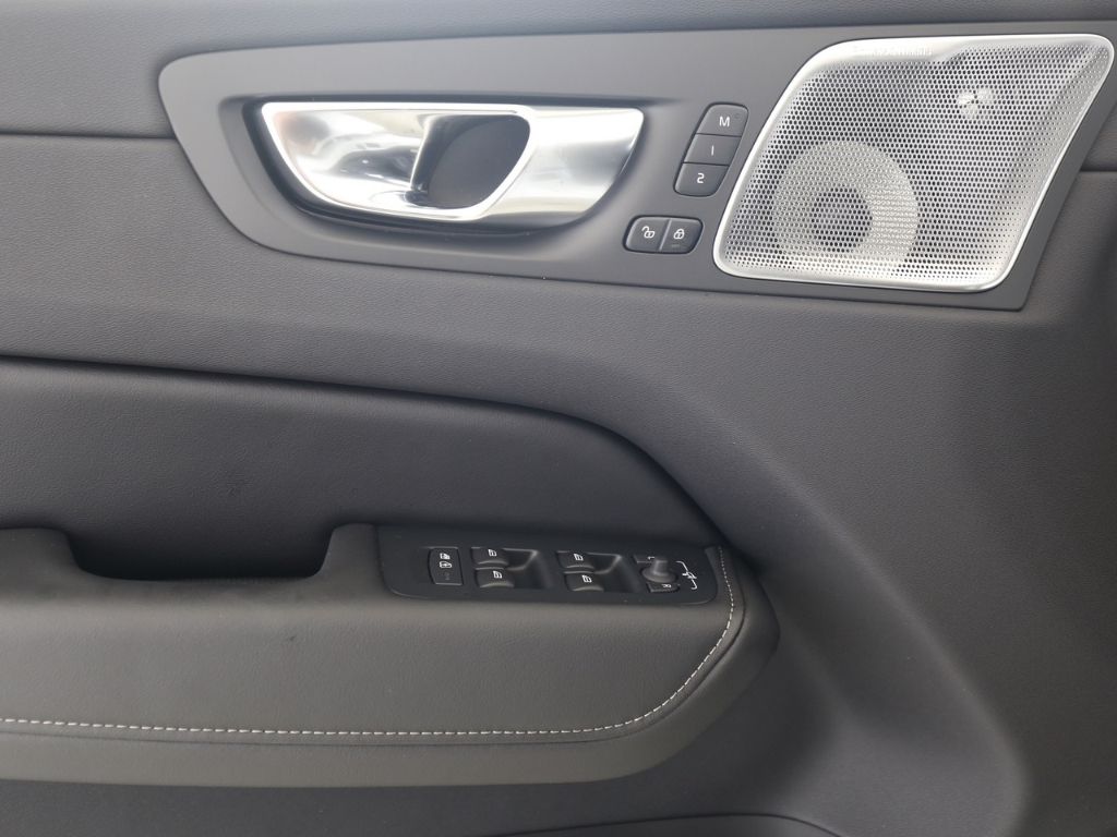 Volvo XC60 Ultra Dark AWD B5 Benzin EU6d HUD AD AHK Di