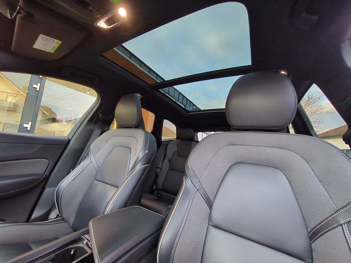 Volvo XC60 R Design Recharge Plug-In Hybrid AWD T8 Twi