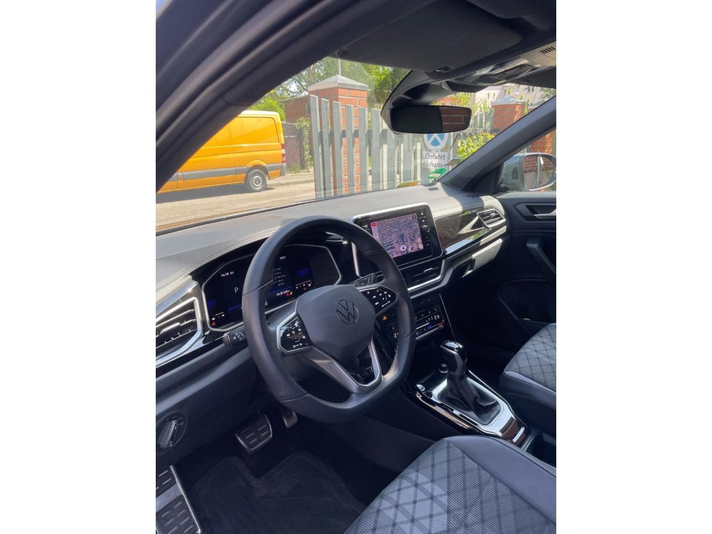 Volkswagen T-Roc 1.5 TSI R-Line - Samsaru's Car Outlet