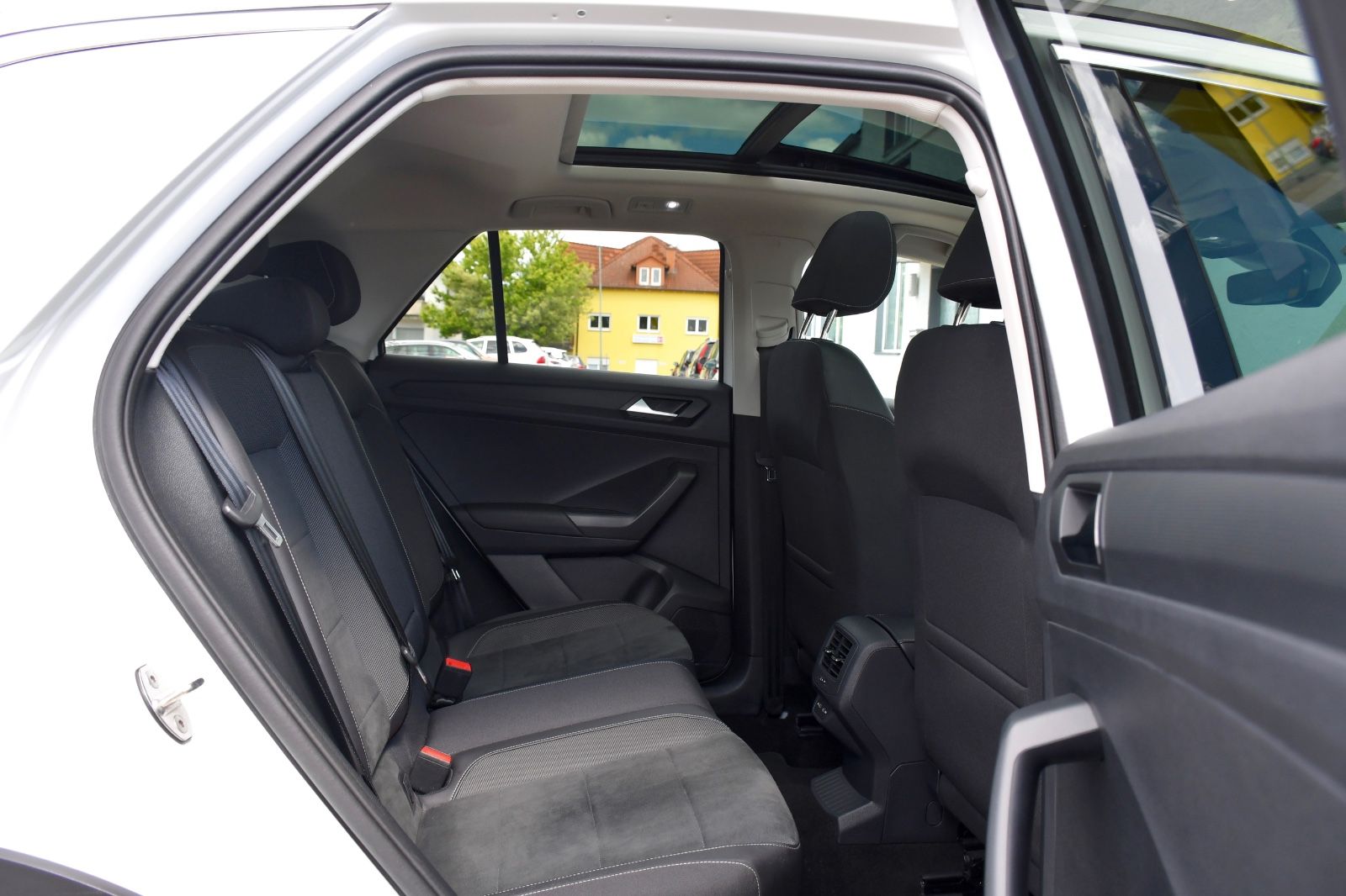 Volkswagen T-Roc Style - Samsaru's Car Outlet