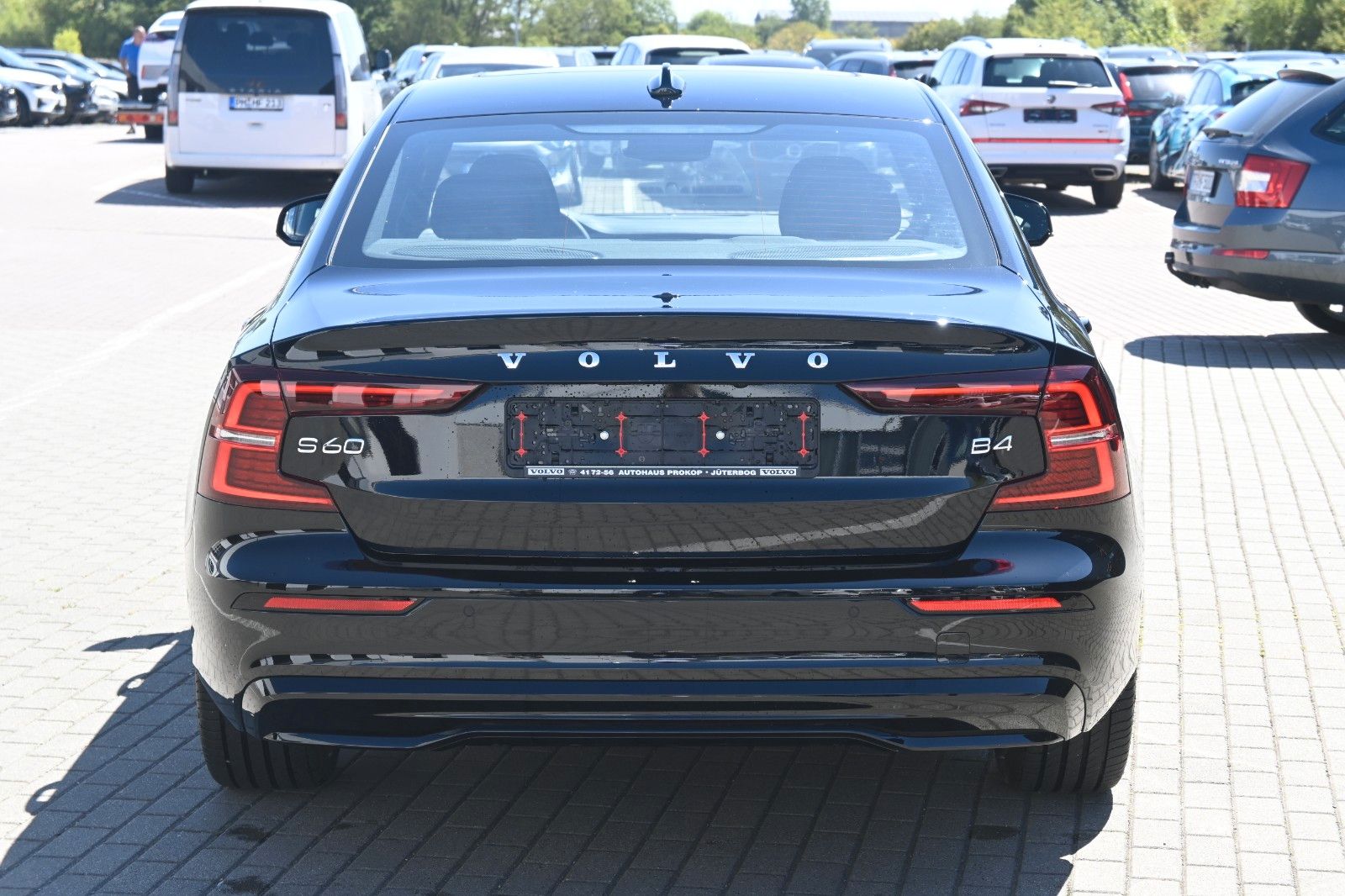 Volvo S60 B4 Plus Dark*LED*PANO*STHZ*H&K*360*QI*19"