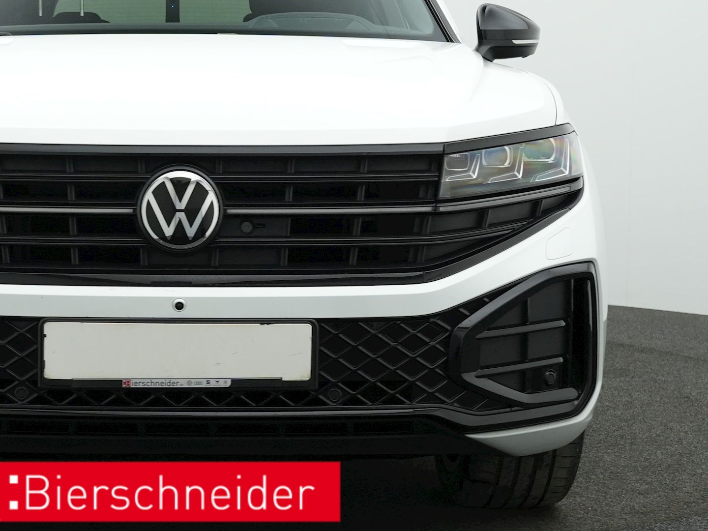 Volkswagen Touareg 3.0 TDI R-line BLACK-STYLE - Samsaru's Car Outlet