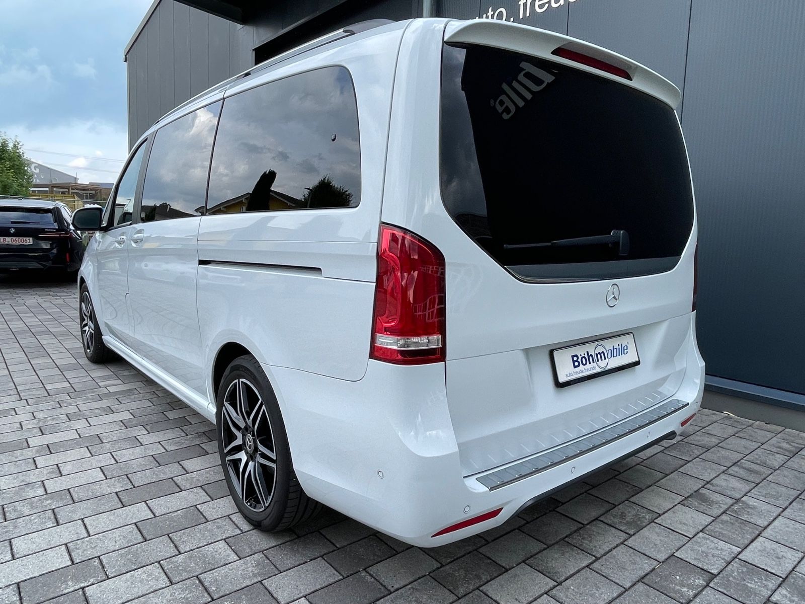 Mercedes-Benz V 300 d AMG - Samsaru's Car Outlet