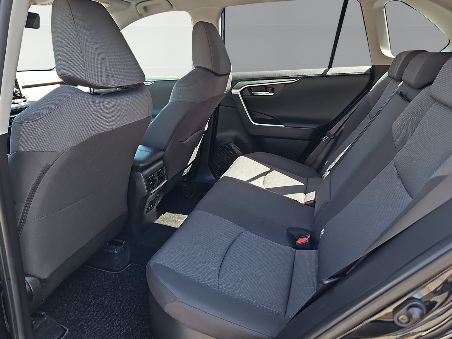 Toyota RAV 4 2.5 HYBRID 4x4 Team - Samsaru's Car Outlet