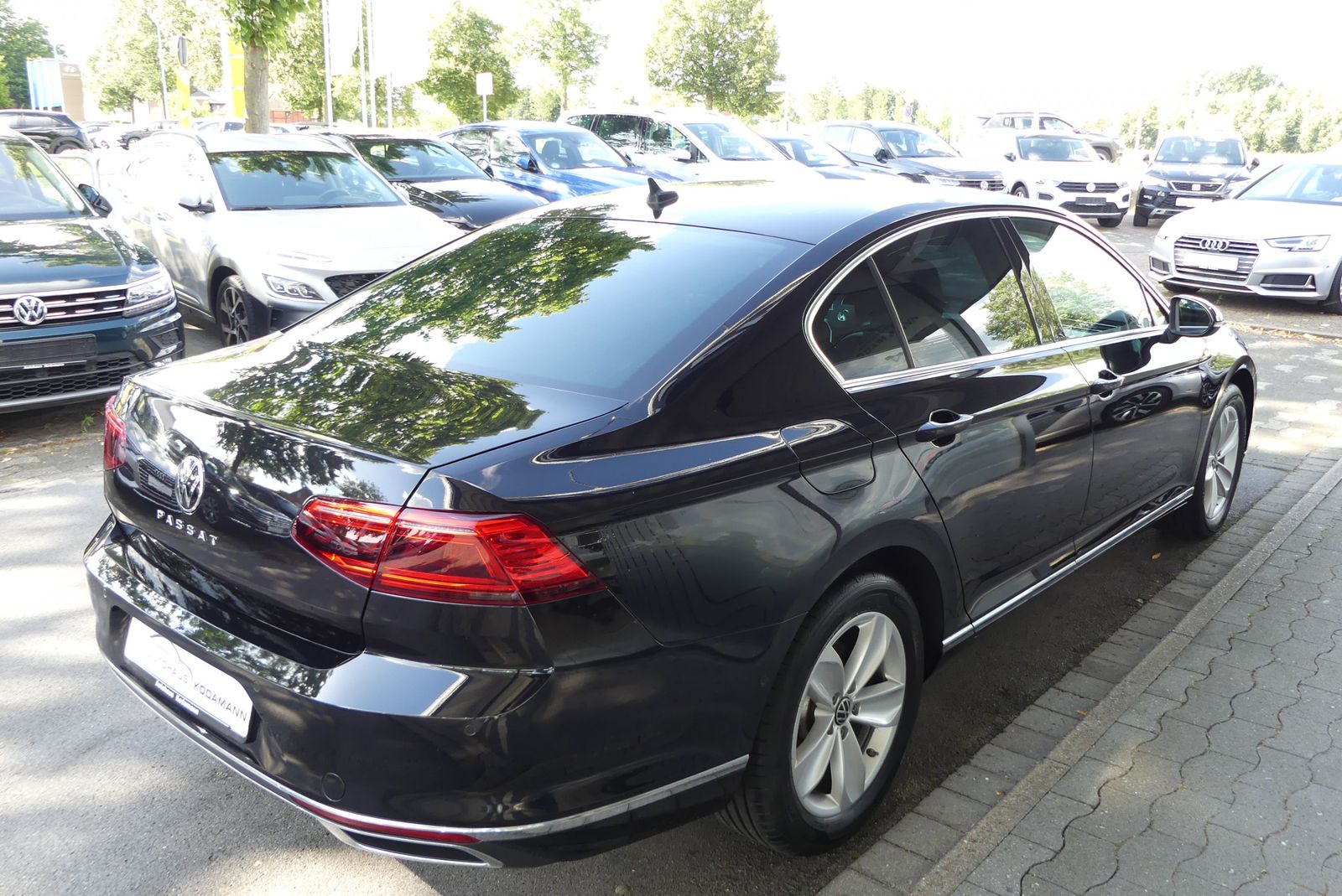 Volkswagen Passat Lim. Elegance - Samsaru's Car Outlet