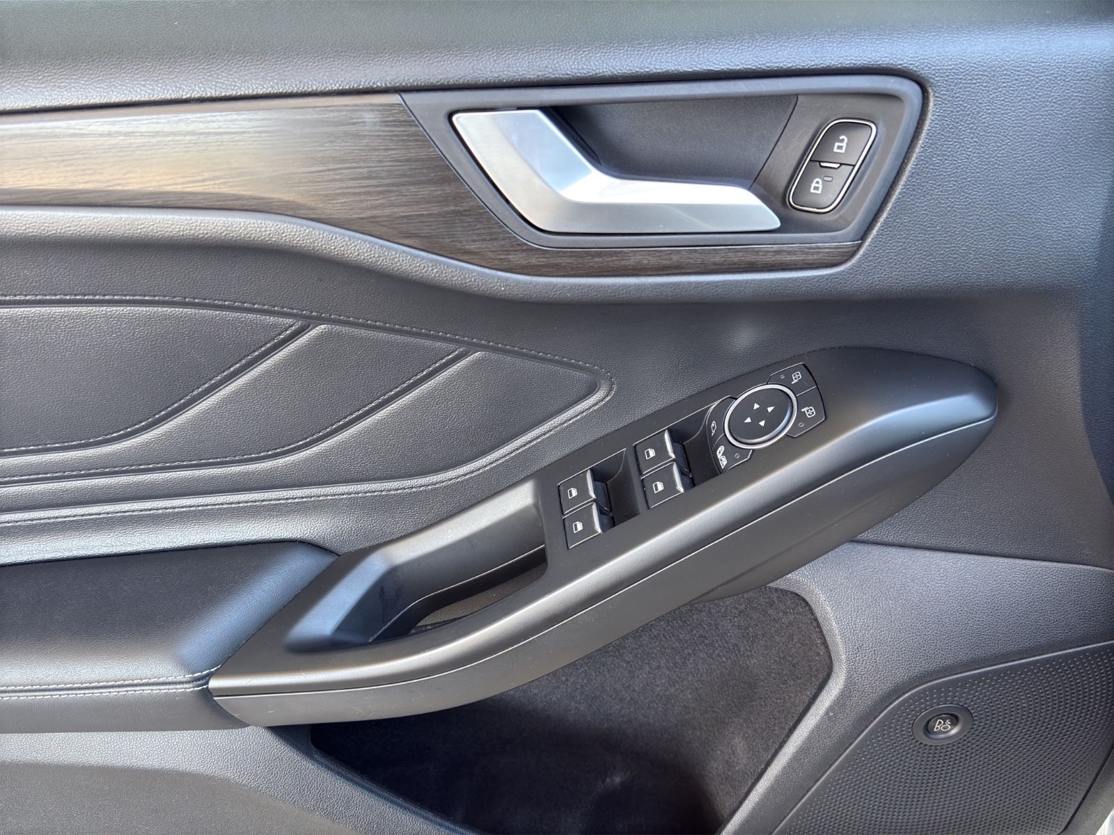 Ford Focus 2.0 Vignale - Samsaru's Car Outlet