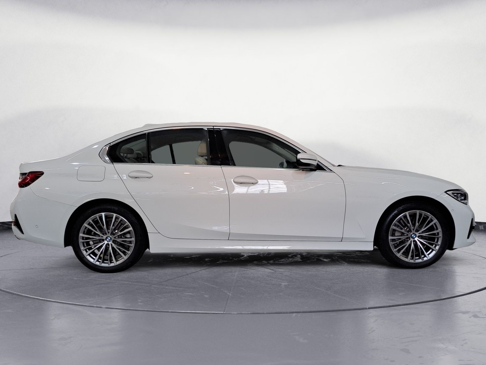 BMW 330e Luxury Line - Samsaru's Car Outlet