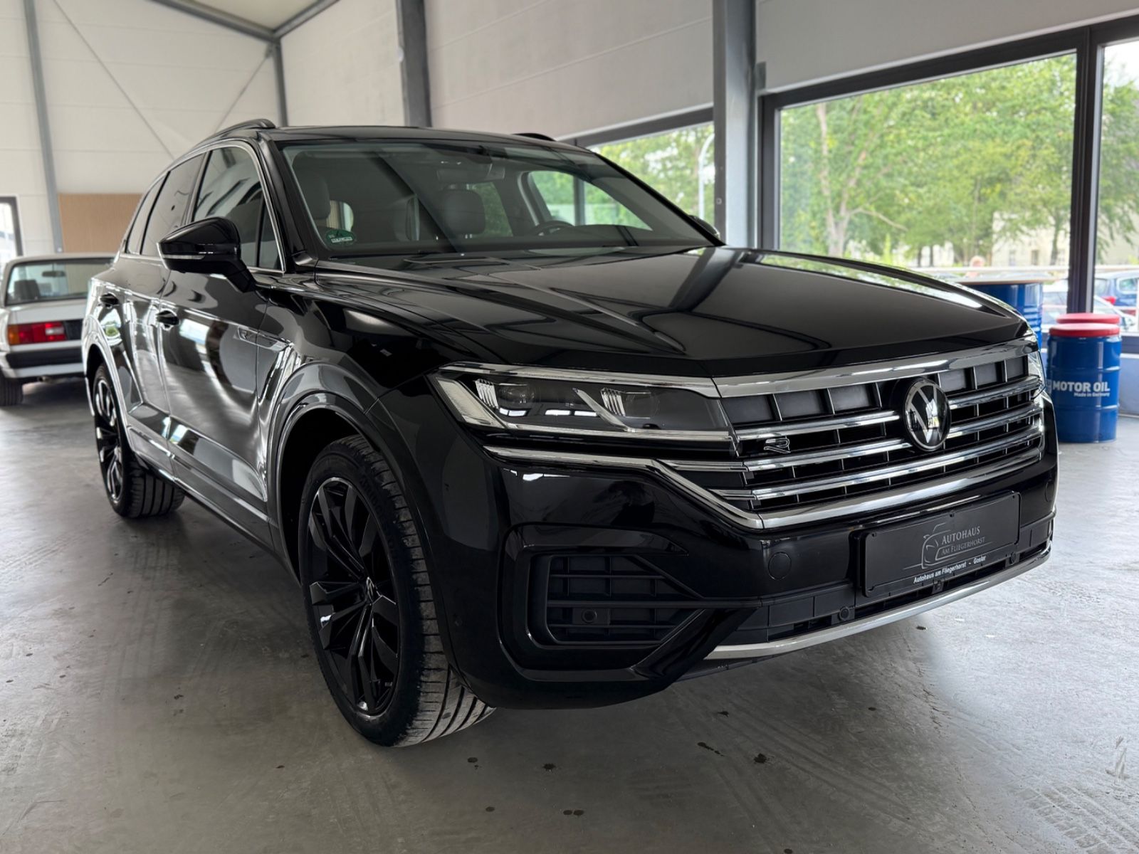 Volkswagen Touareg R-Line 4Motion - Samsaru's Car Outlet