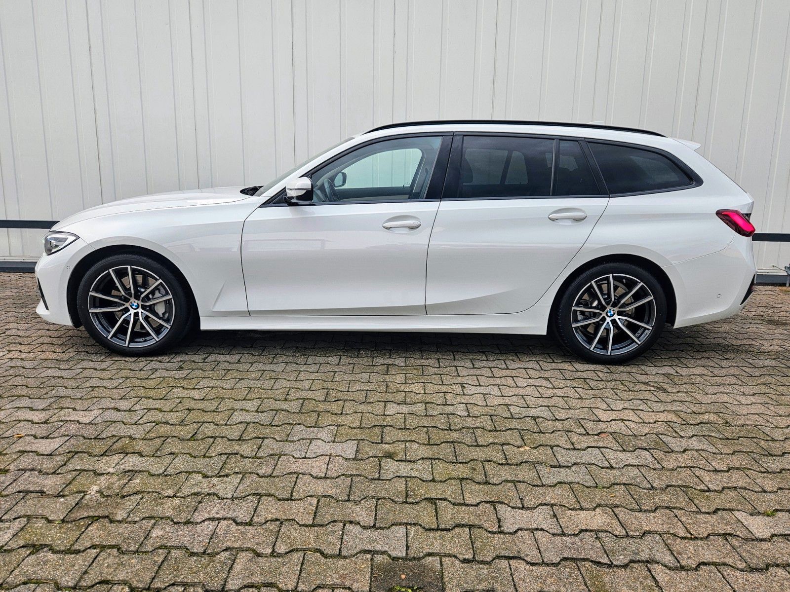 BMW 330i SPORT LINE - Samsaru's Car Outlet
