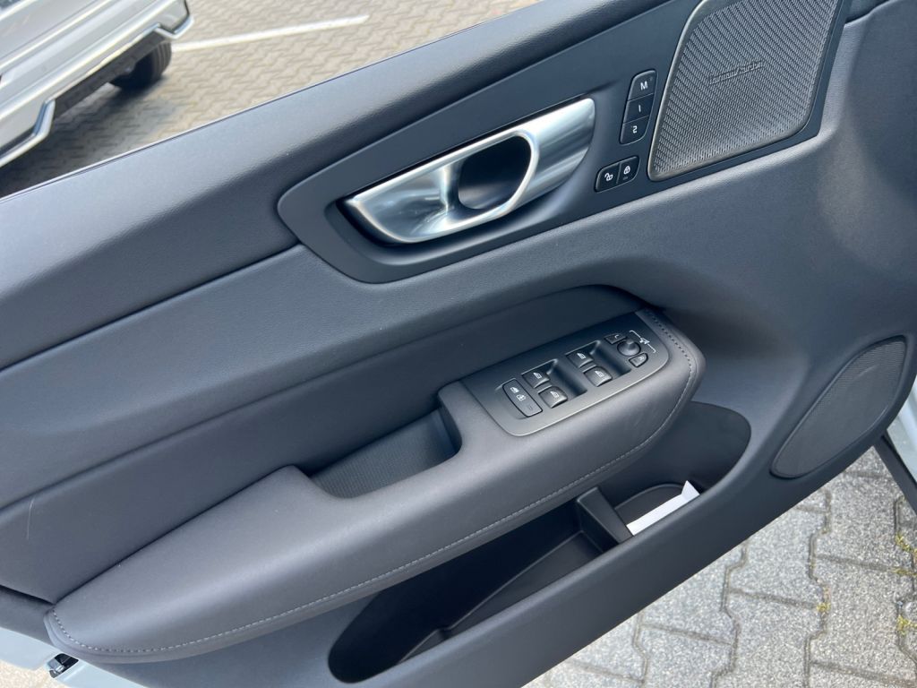 Volvo XC60 B5 AWD Ultra Dark - Samsaru's Car Outlet