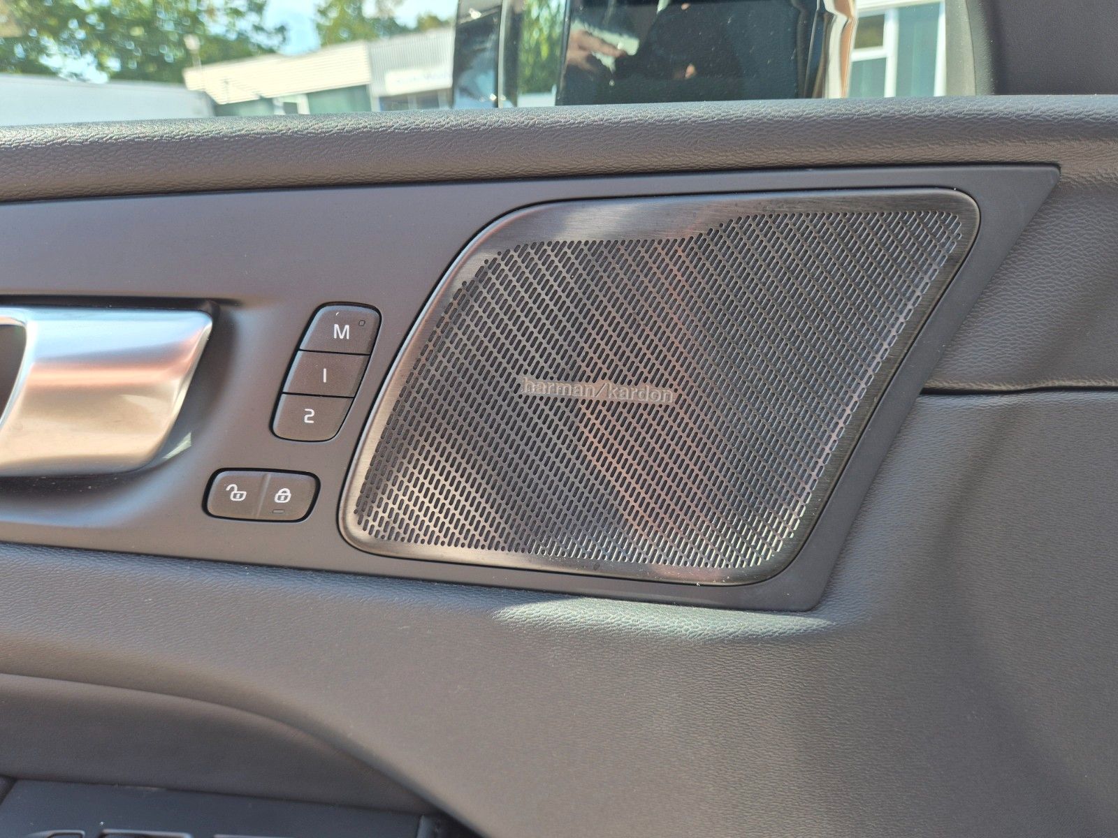 Volvo XC60 Ultimate Dark AWD B4 - Samsaru's Car Outlet