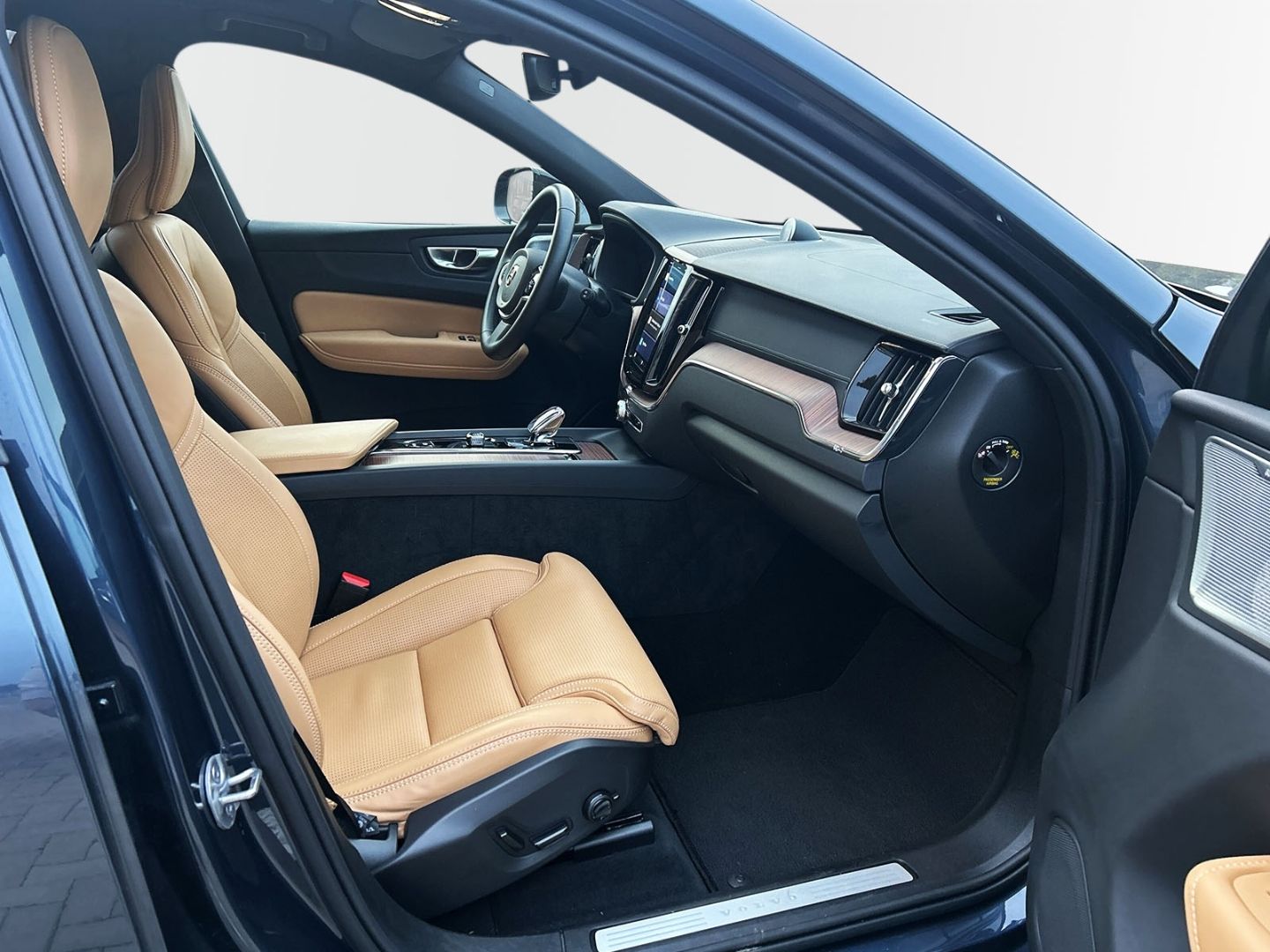 Volvo XC60 B5 Benzin AWD Ultra Dark 21'' ACC LED Nappa