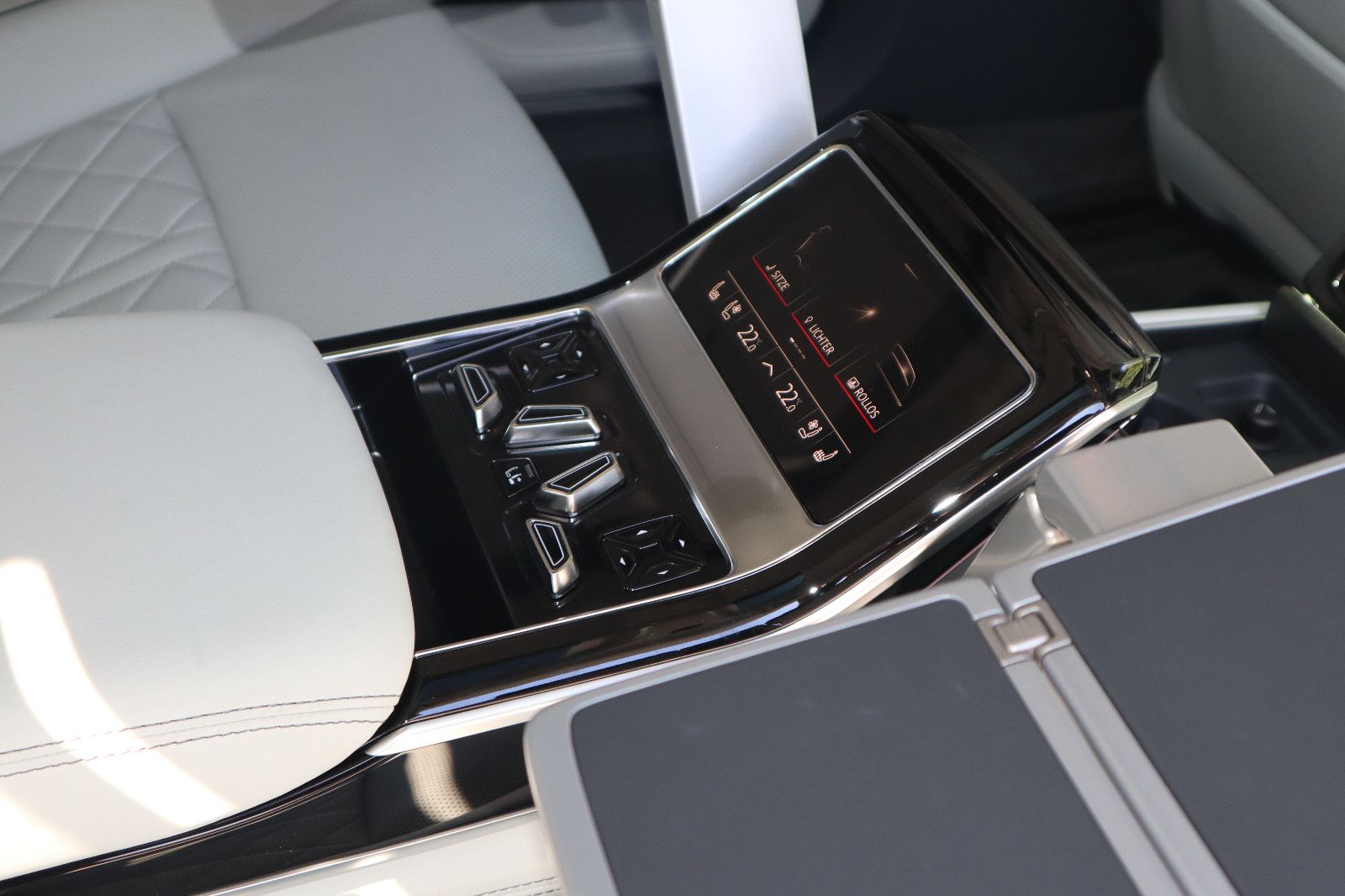 Audi A8L 60 TFSIe lang exclusive S-LINE - Samsaru's Car Outlet