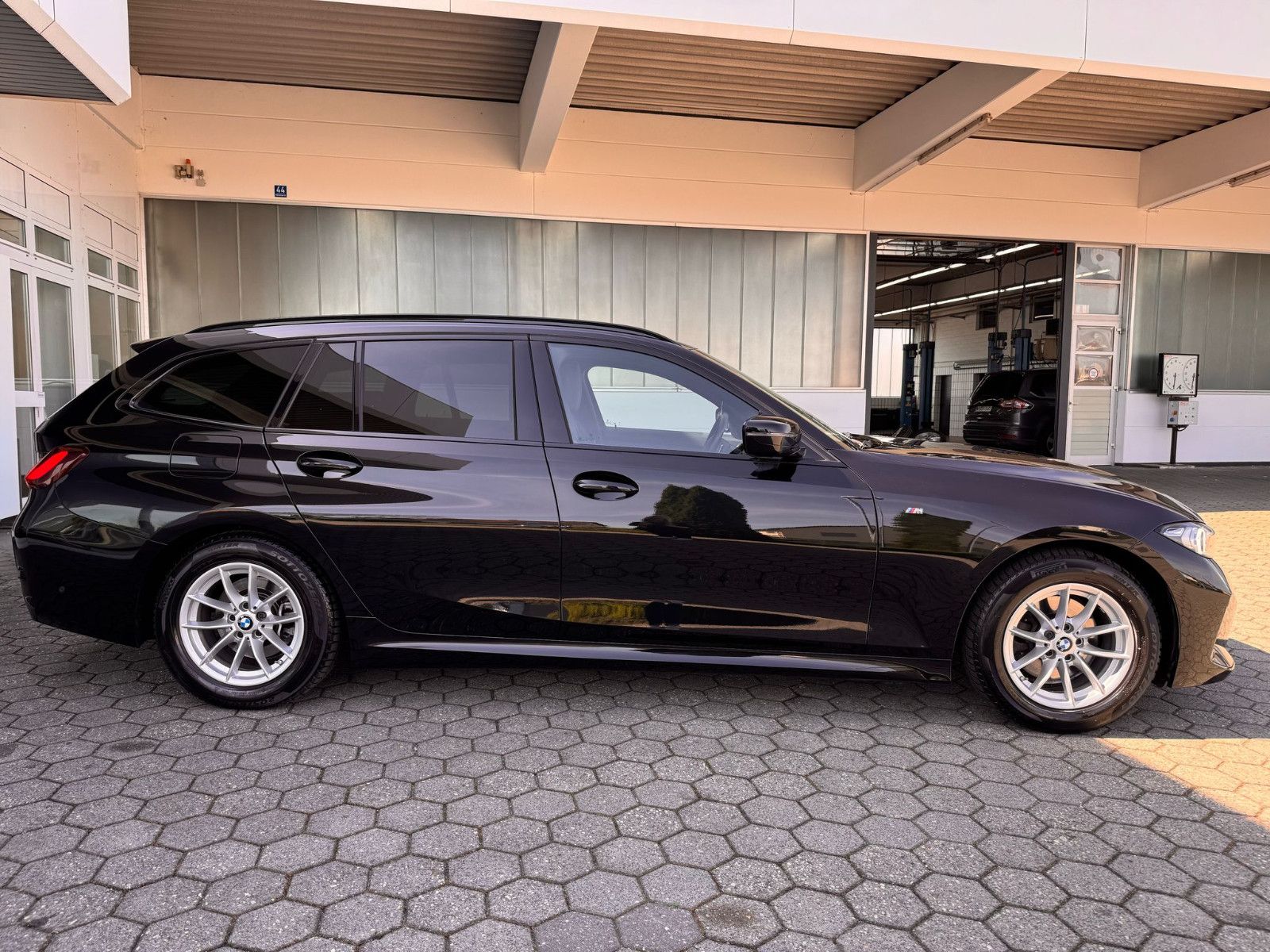BMW 320 i Touring M-Sport - Samsaru's Car Outlet