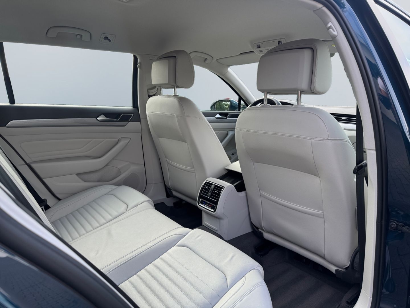 Volkswagen Passat 2.0 TDI DSG Business - Samsaru's Car Outlet