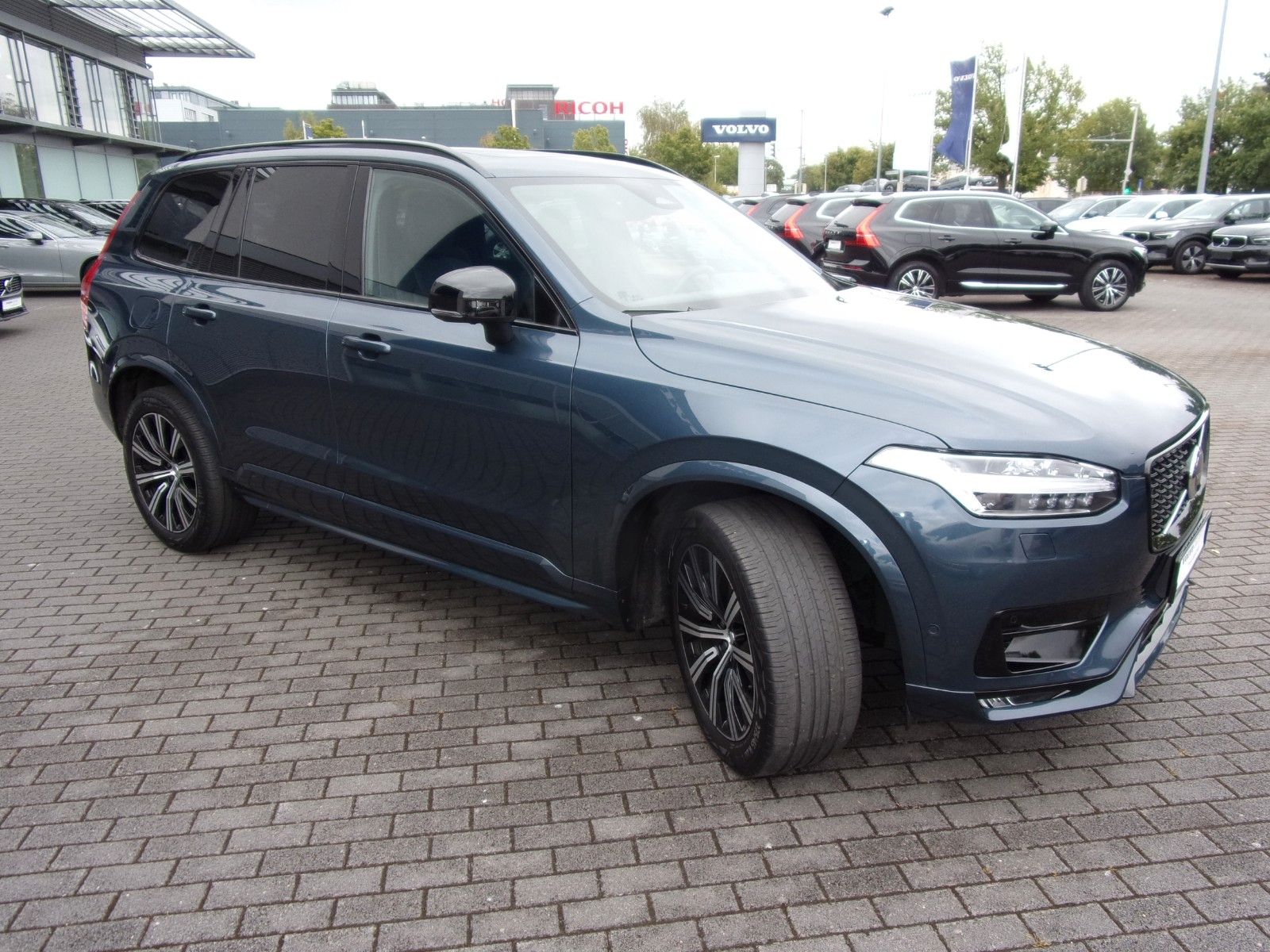 Volvo XC 90 B5 Ultimate Dark AWD - Samsaru's Car Outlet