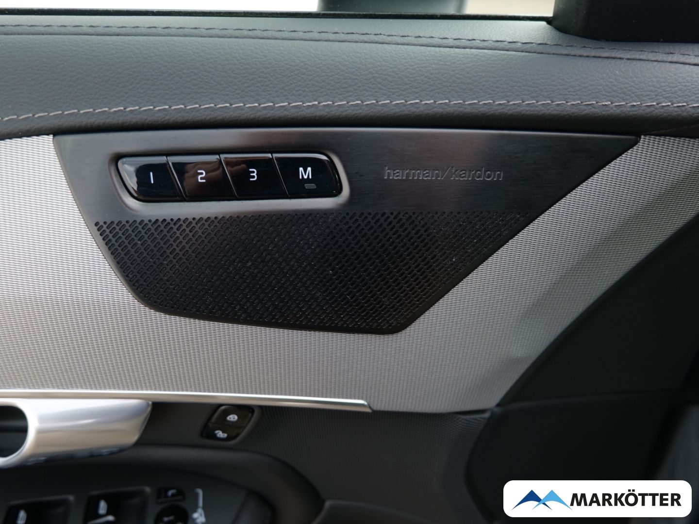 Volvo XC90 T8 AWD Recharge Plus Dark 7-Sitzer/Four-C