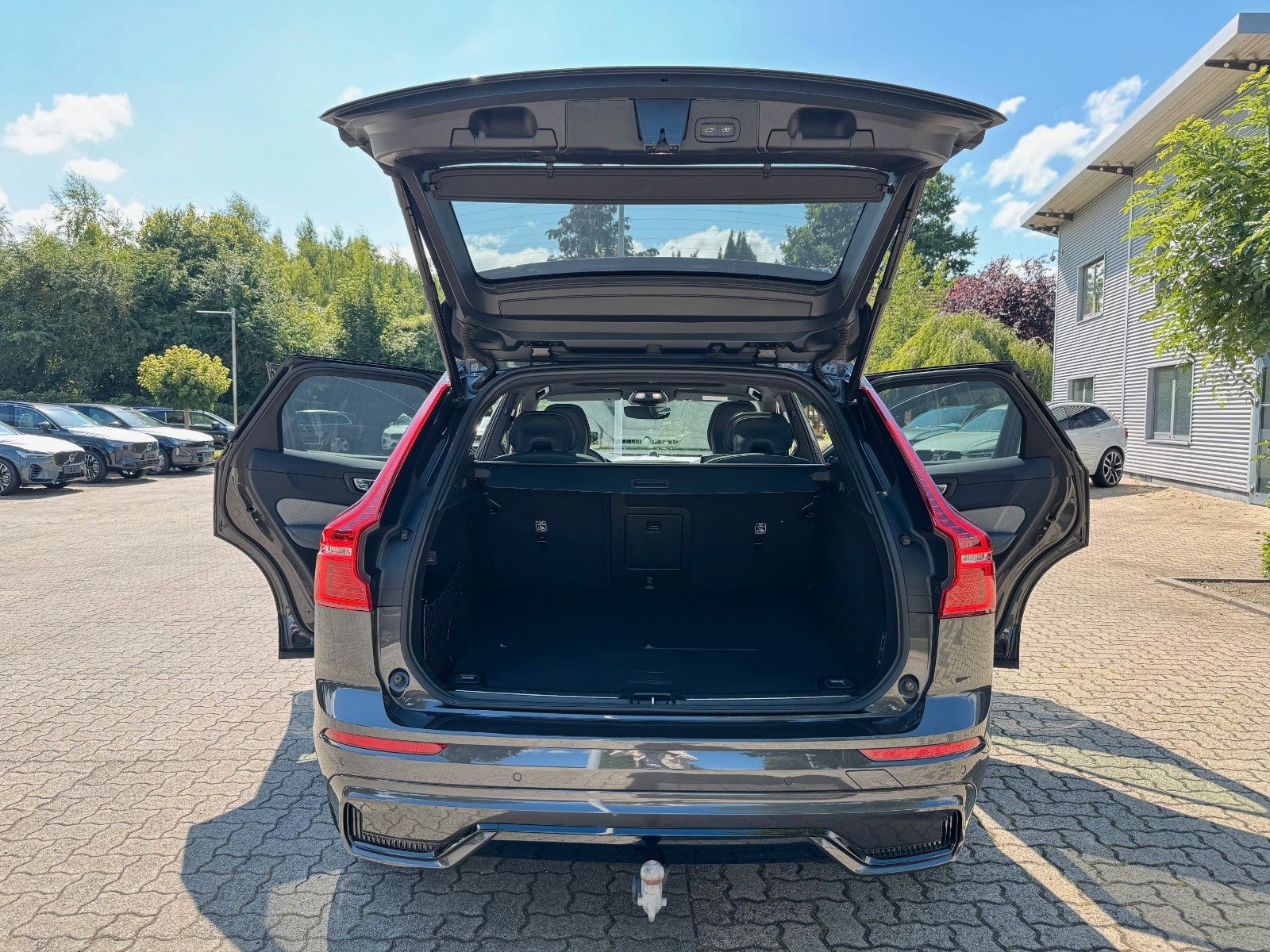 Volvo XC60 B5 D AWD R-DESIGN - Samsaru's Car Outlet