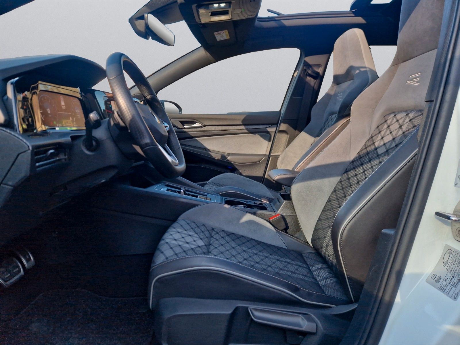 Volkswagen Golf VIII Variant R-Line 4Motion - Samsaru's Car Outlet