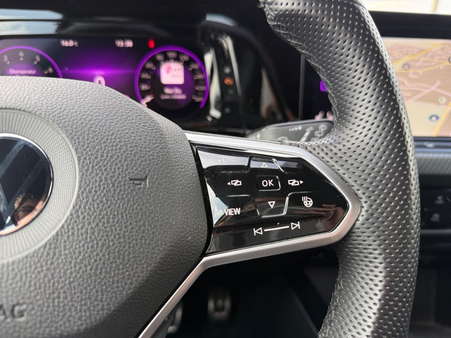 Volkswagen Golf 8 VIII R-Line 1.5 eTSI - Samsaru's Car Outlet