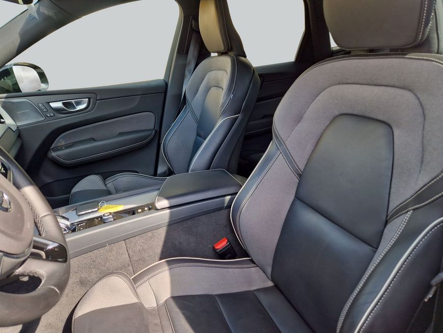 Volvo XC60 B4 D AWD Plus Dark,Pano, LM 21'',360° Surro