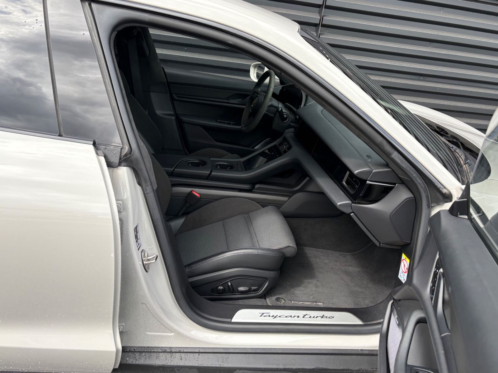 Porsche Taycan  Turbo  -Cross Turismo-1.HAND