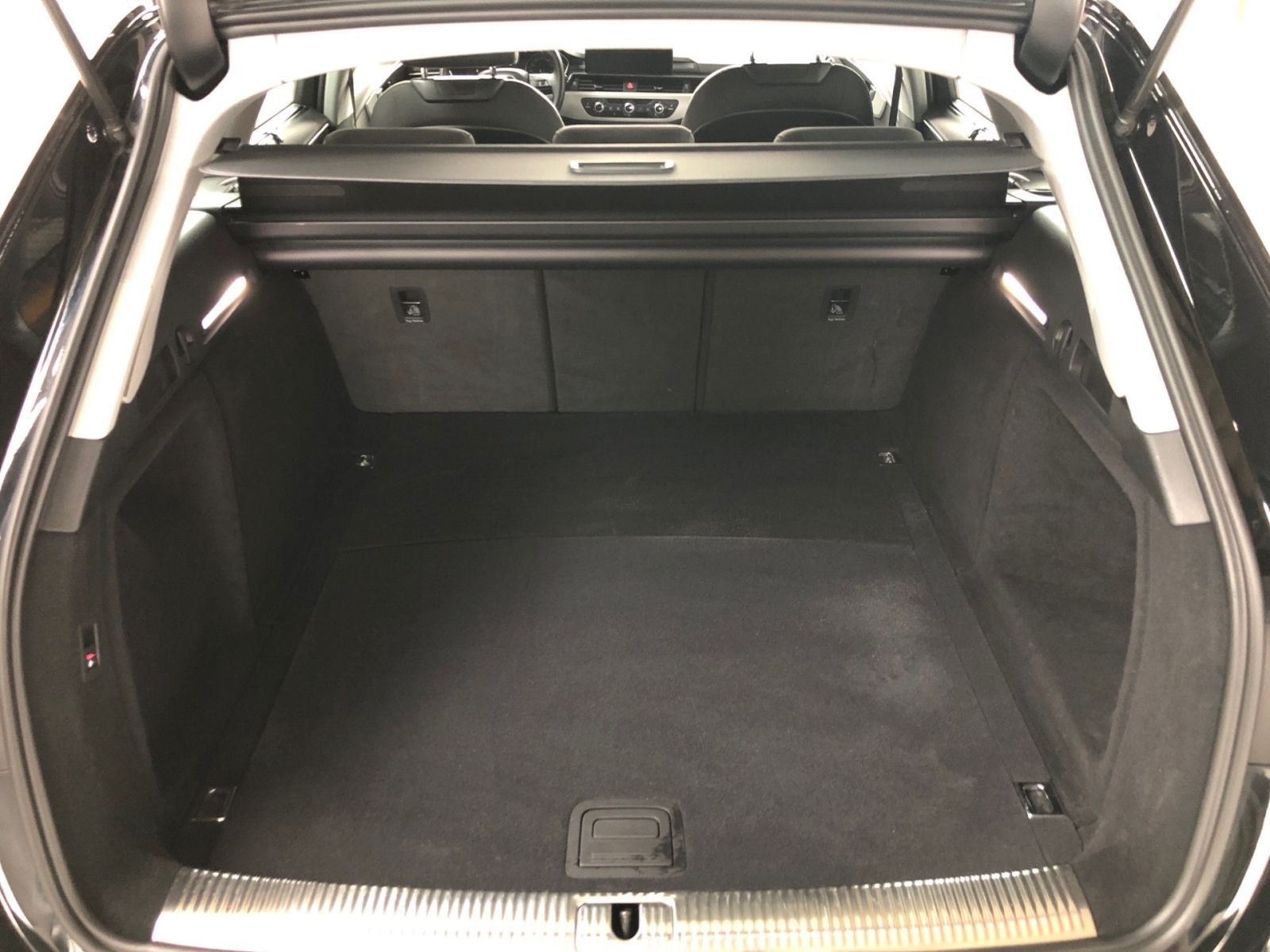 Audi A4 Avant 35 TDI BUSINESS - Samsaru's Car Outlet