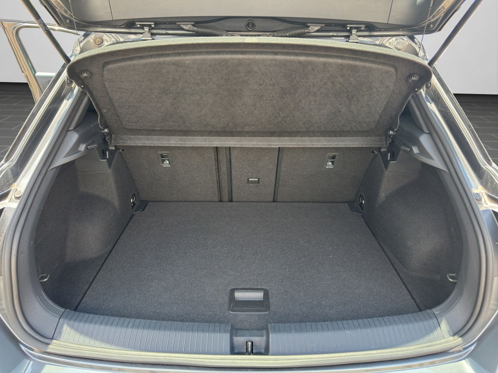 Volkswagen T-Roc R-Line 2.0 TSI DSG - Samsaru's Car Outlet