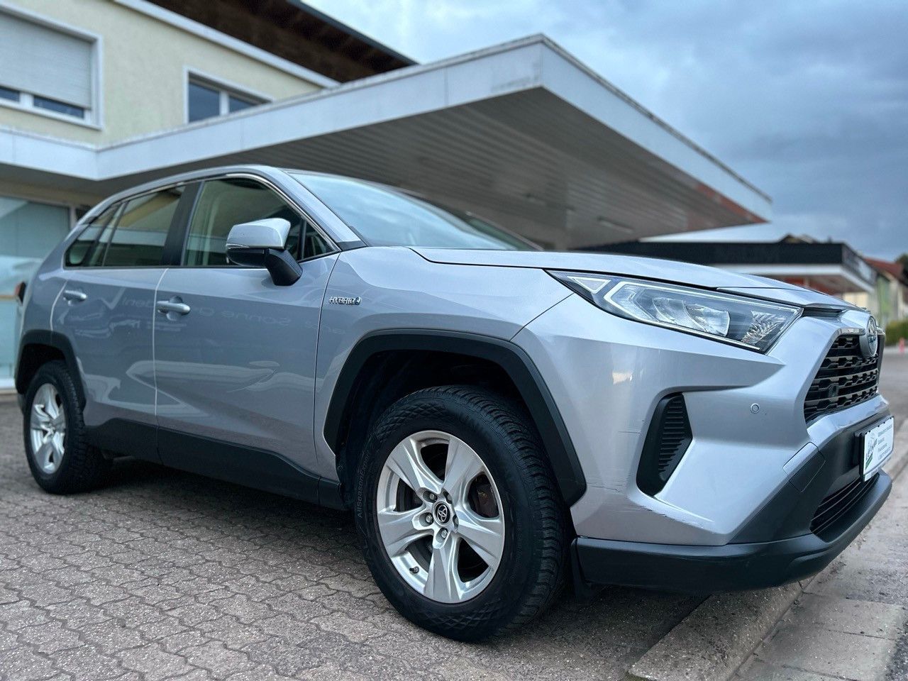 Toyota RAV4 Hybrid - Samsaru's Car Outlet