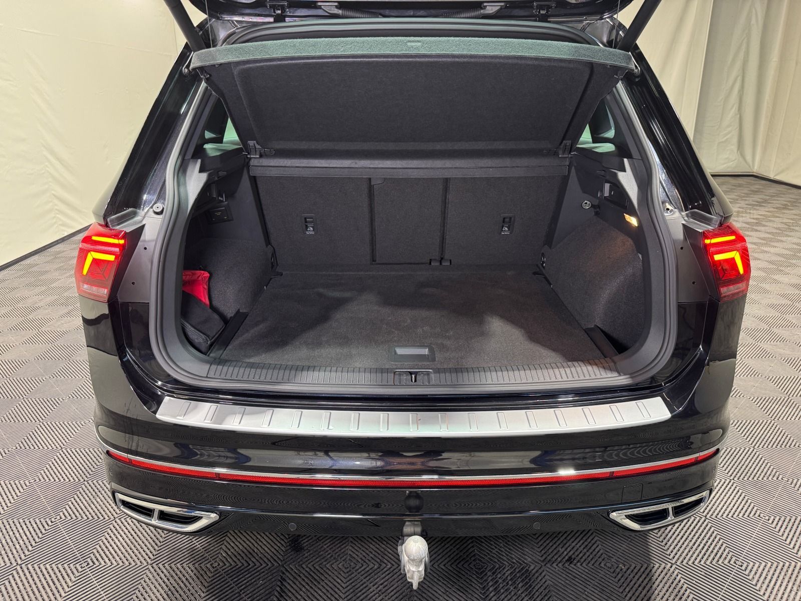 Volkswagen Tiguan R-Line 1.5 TSI DSG - Samsaru's Car Outlet