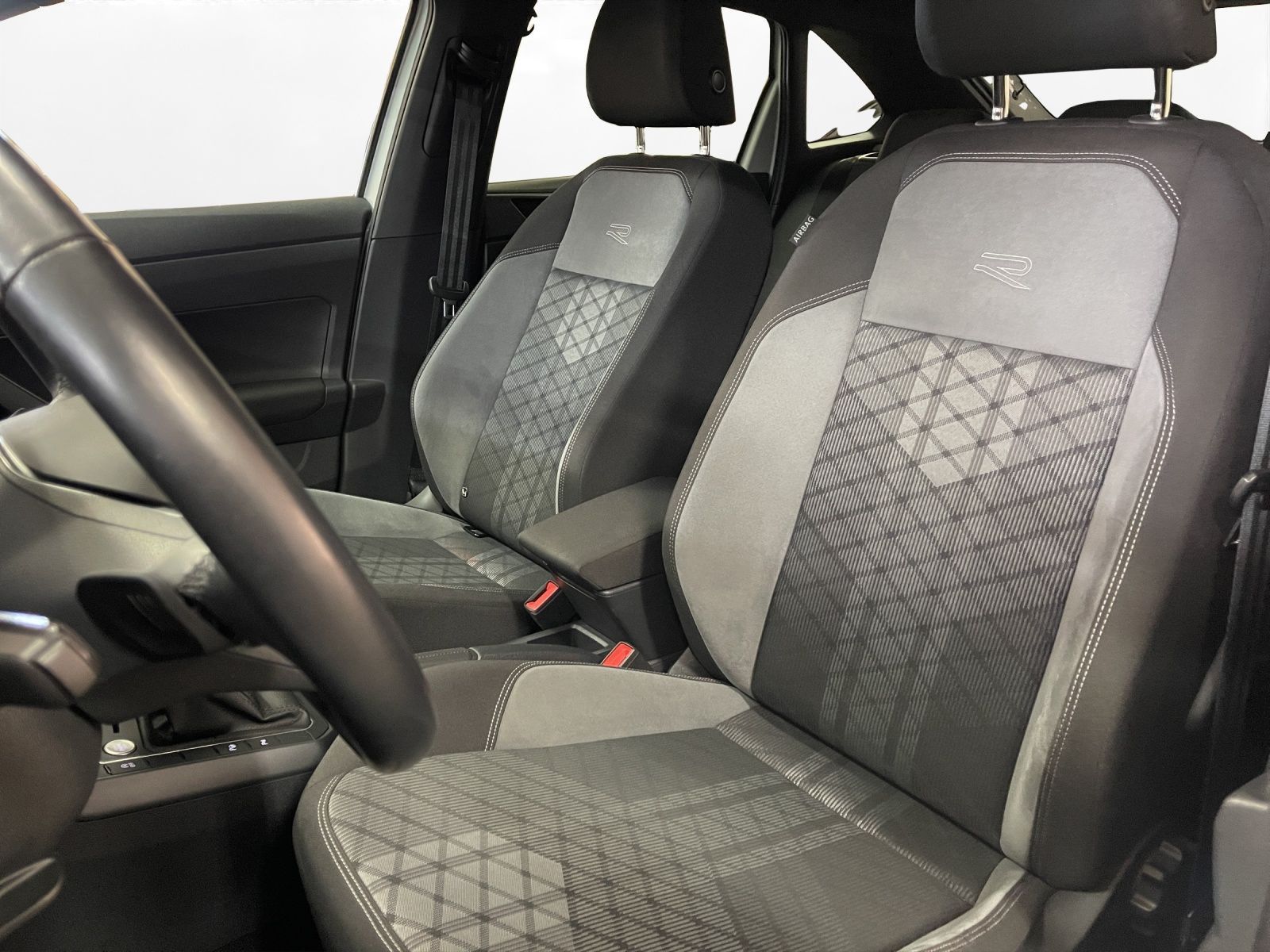 Volkswagen Taigo 1.5 TSI R-line Black - Samsaru's Car Outlet