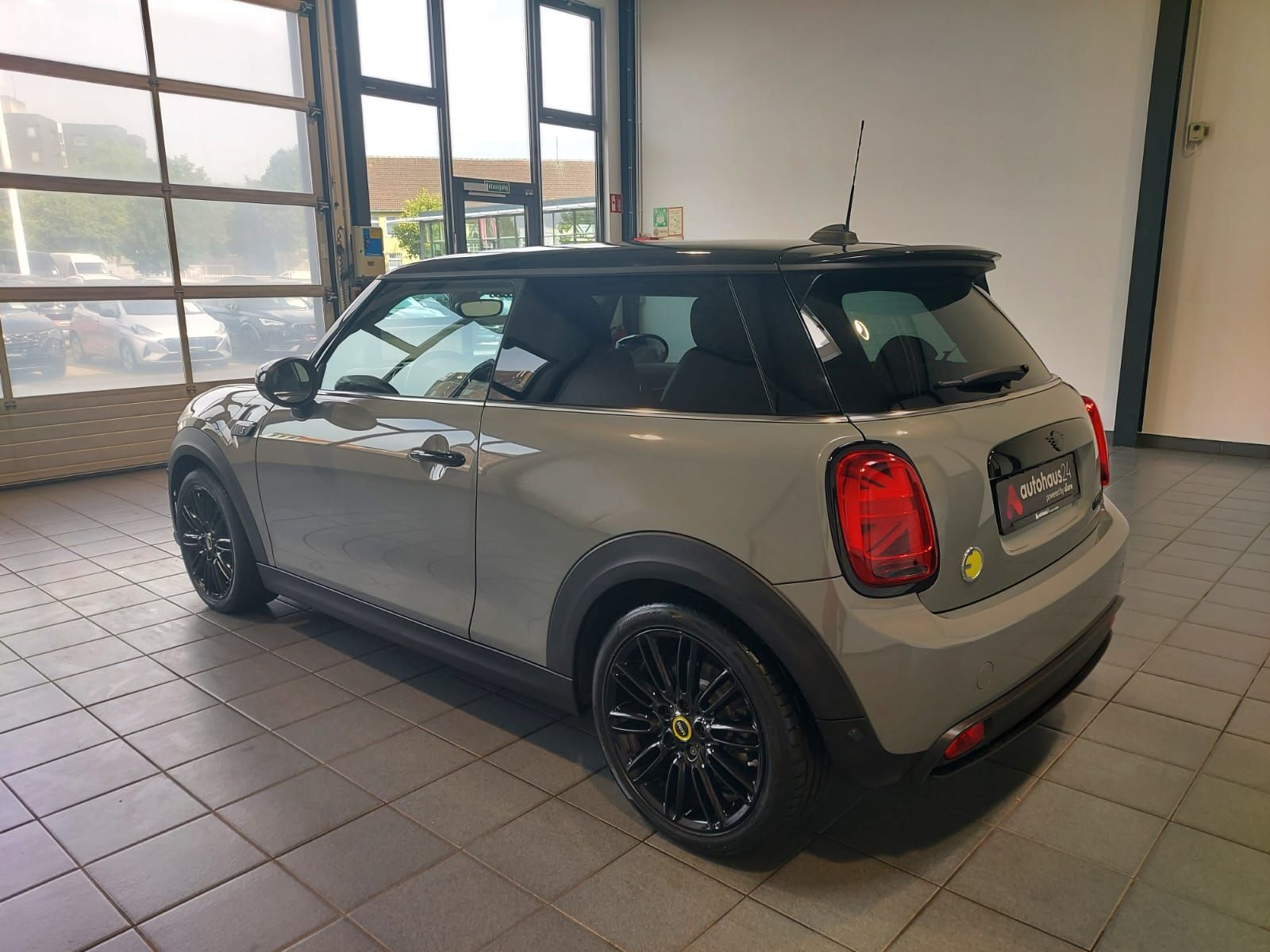 MINI Cooper SE Classic - Samsaru's Car Outlet