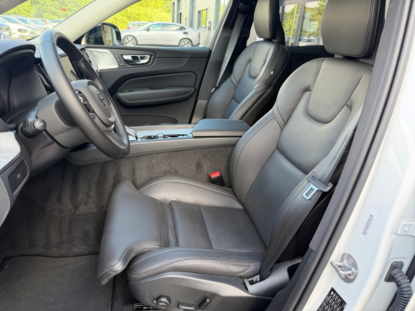 Volvo XC60 Ultra Dark AWD B5 Benzin EU6d HUD AD AHK Di