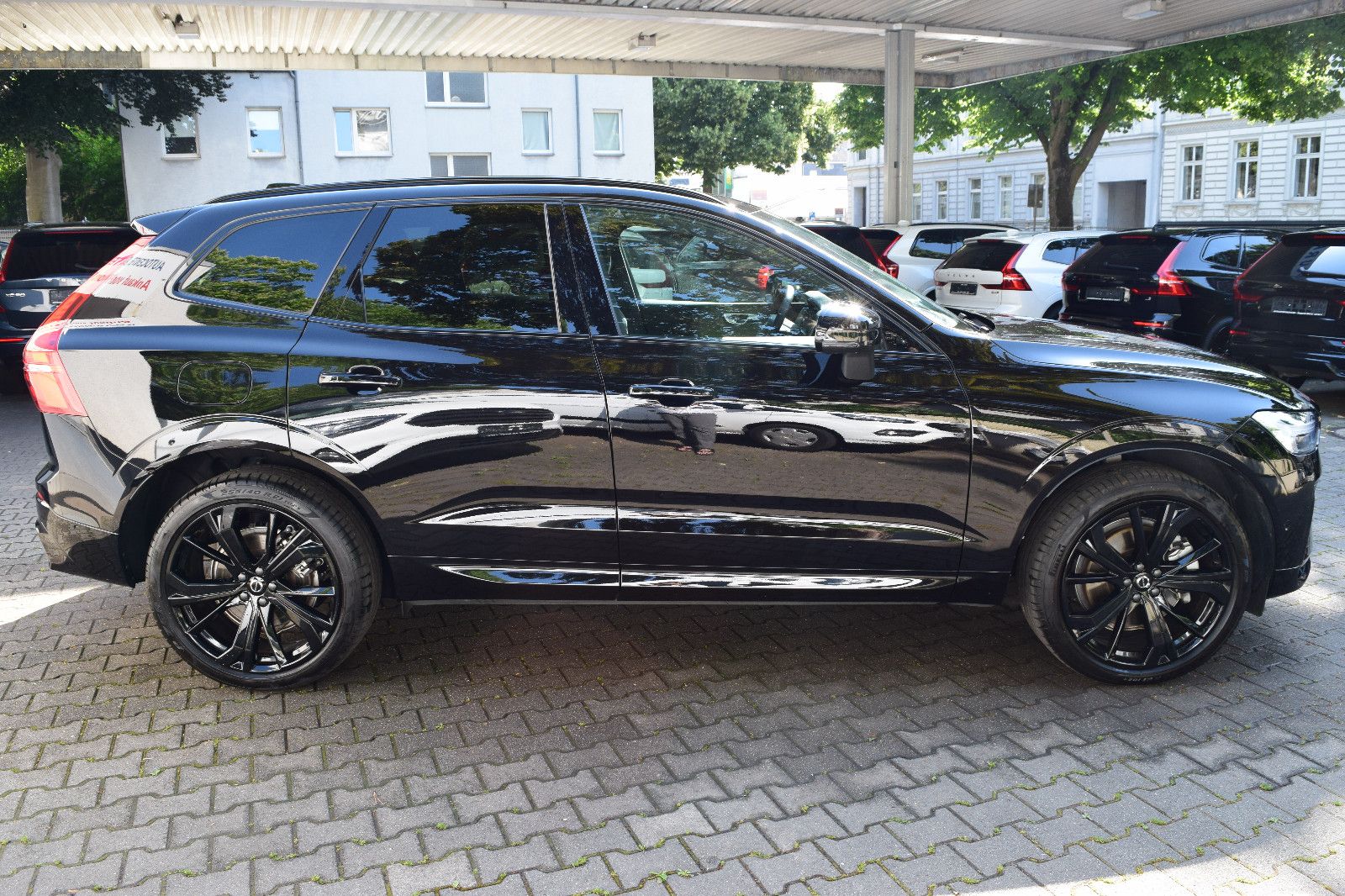 Volvo XC60 T6 AWD Black Edition - Samsaru's Car Outlet