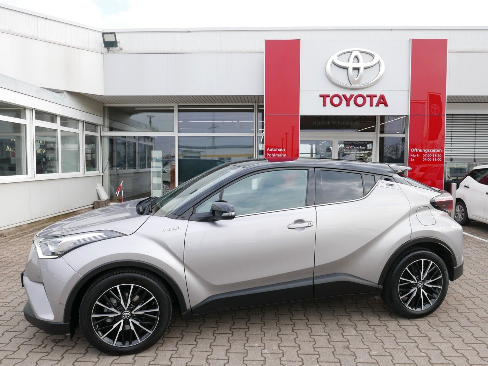 Toyota C-HR Hybrid Style Selection - Samsaru's Car Outlet