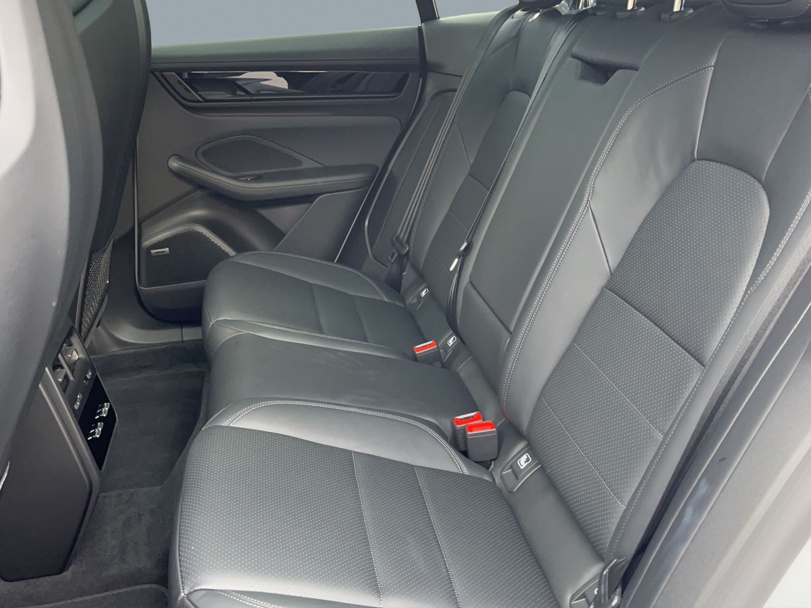 Porsche Macan 4 - Samsaru's Car Outlet