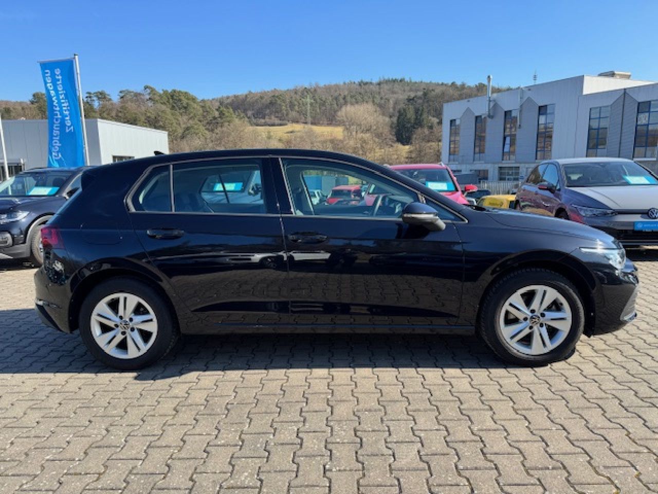 Volkswagen Golf VIII Life 1.5 TSI - Samsaru's Car Outlet