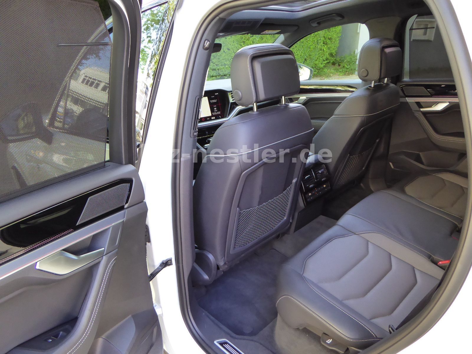 Volkswagen Touareg 3.0 TDI R-Line - Samsaru's Car Outlet