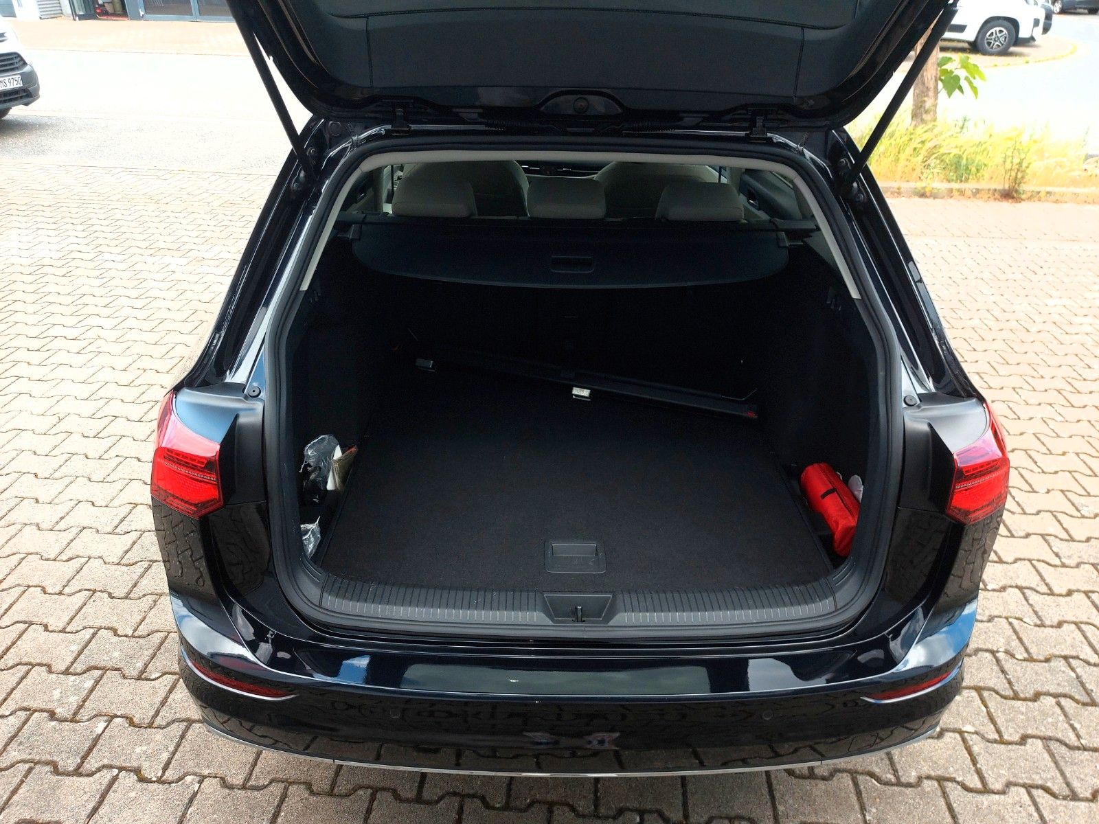 Volkswagen Golf VIII Variant 2.0 TDI Style - Samsaru's Car Outlet