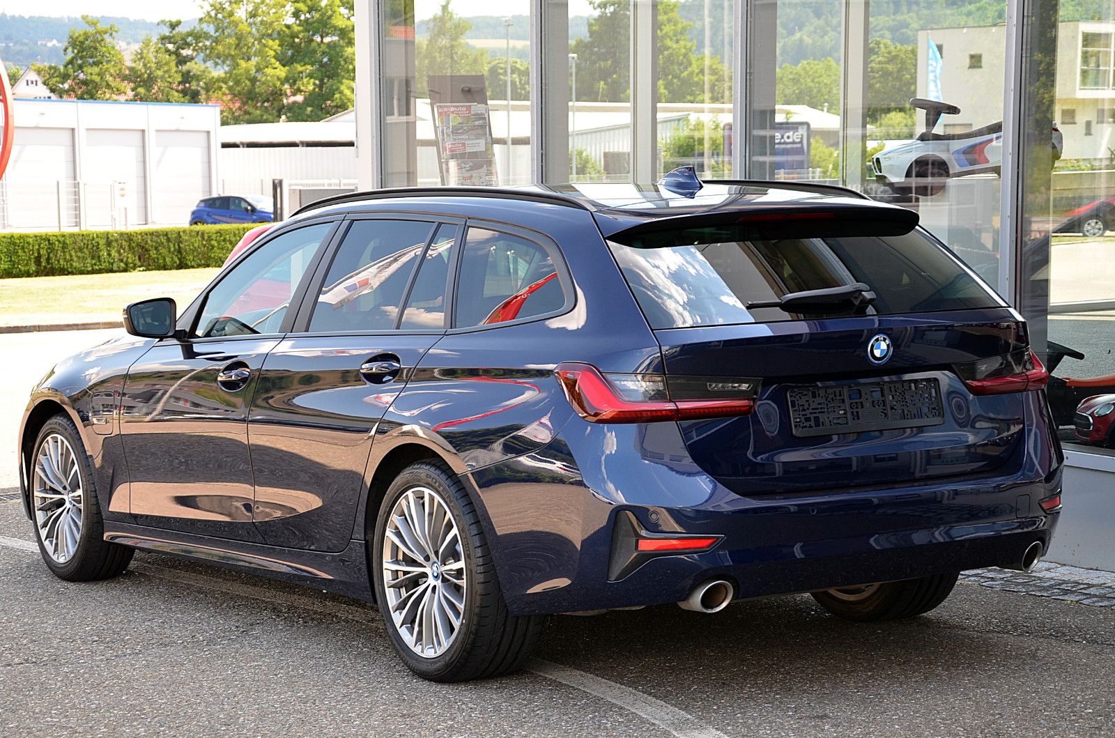 BMW 330e - Samsaru's Car Outlet