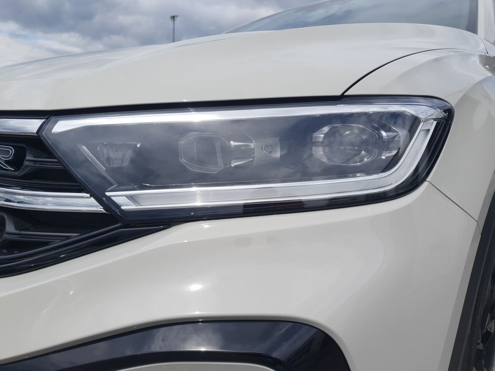 Volkswagen T-Roc R-LINE Black - Samsaru's Car Outlet